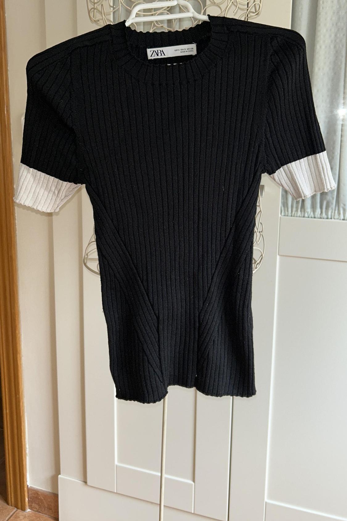 TWO-TONE KNIT SWEATER