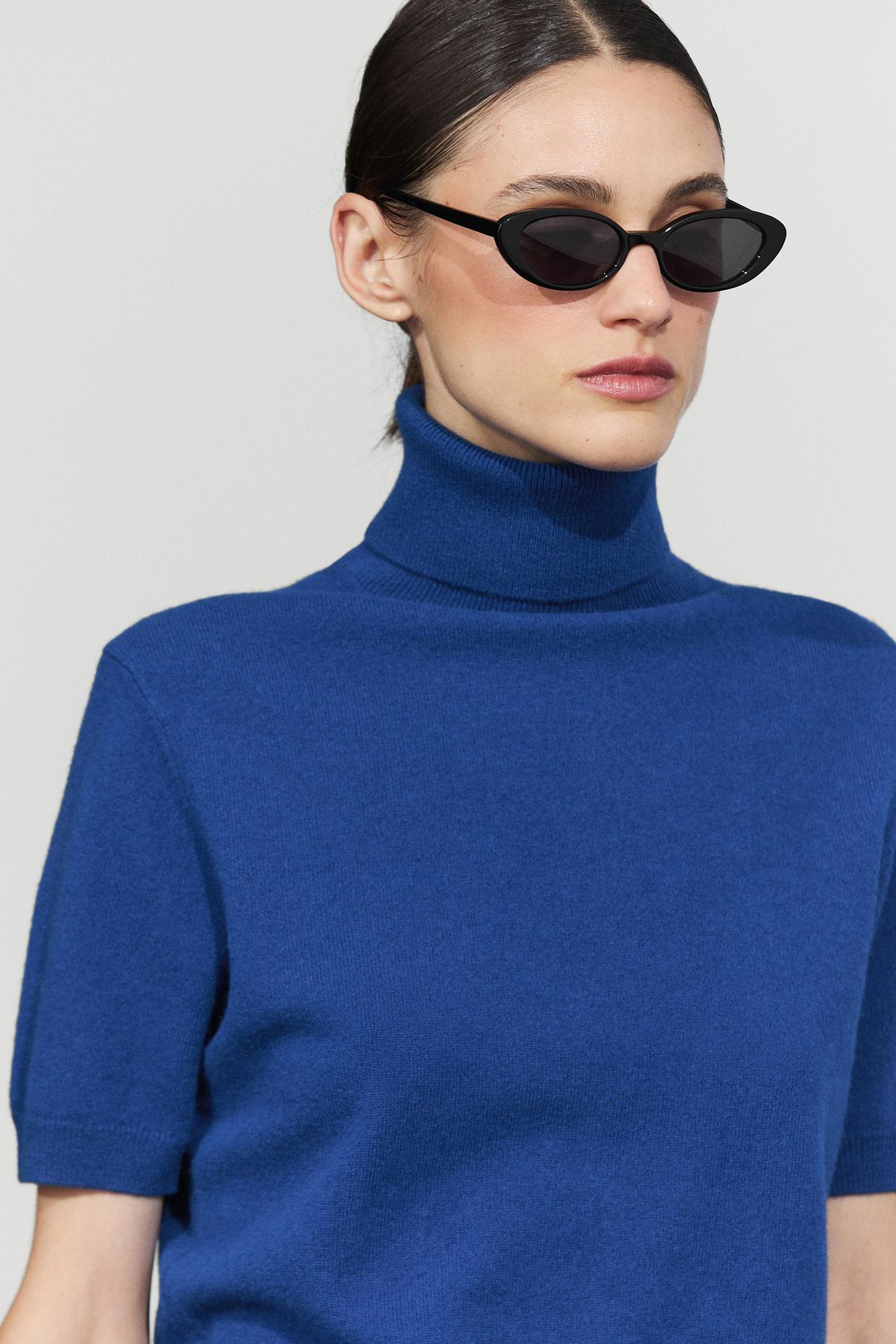 Short sleeve turtleneck knit sweater — Bluish