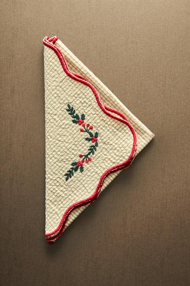 PACK OF SCALLOPED COTTON CHRISTMAS NAPKINS WITH EMBROIDERY (PACK OF 2) - Red by Zara - Image 5