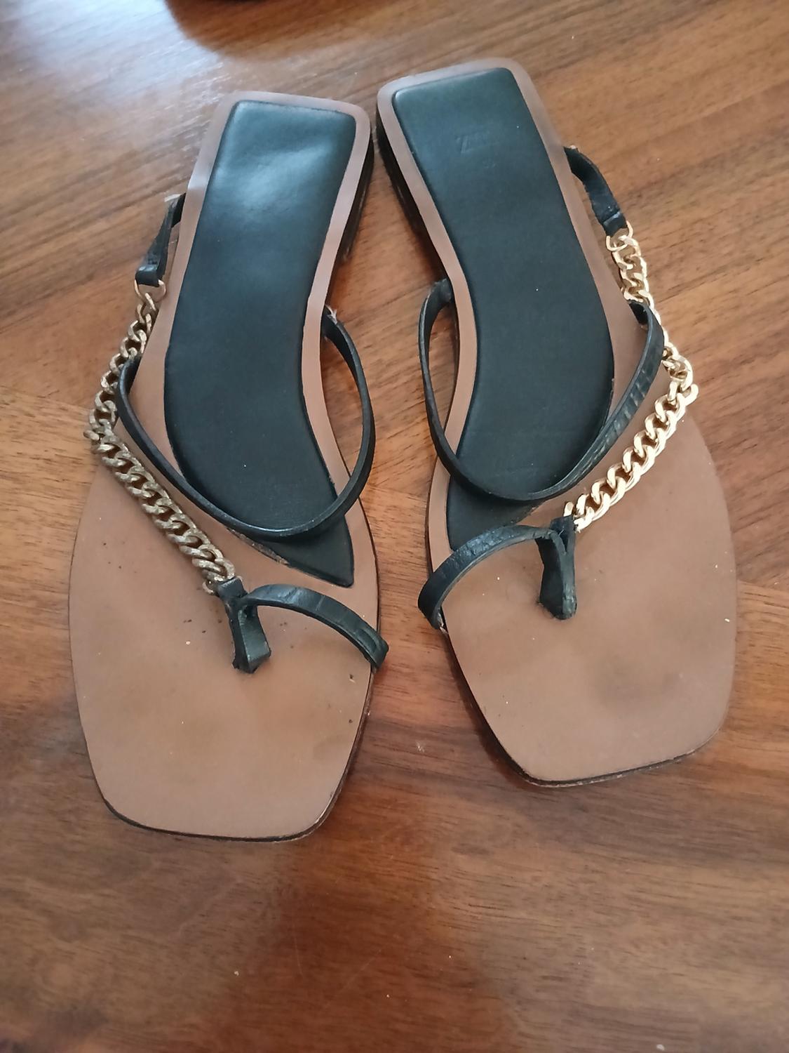 FLAT LEATHER SANDALS WITH CHAIN TRIM - Image 2