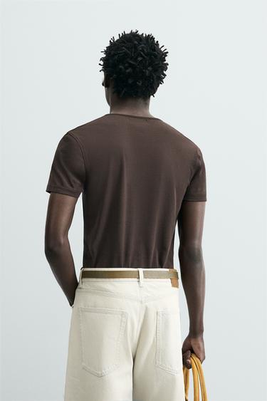 T-SHIRT SLIM COL TUNISIEN - Marron foncé de Zara - Image 2