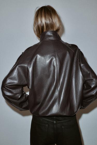 BLOUSON EN MATIÈRE SYNTHÉTIQUE AVEC COL MONTANT - Marron foncé de Zara - Image 5
