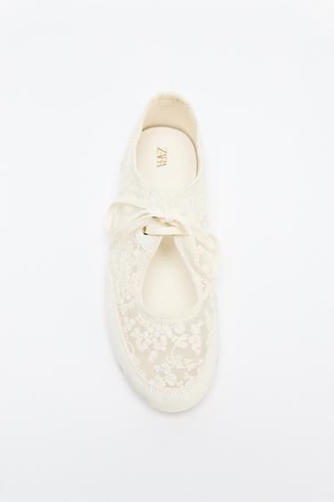 حذاء باليه شبكي مطرز - أبيض صدفي by Zara