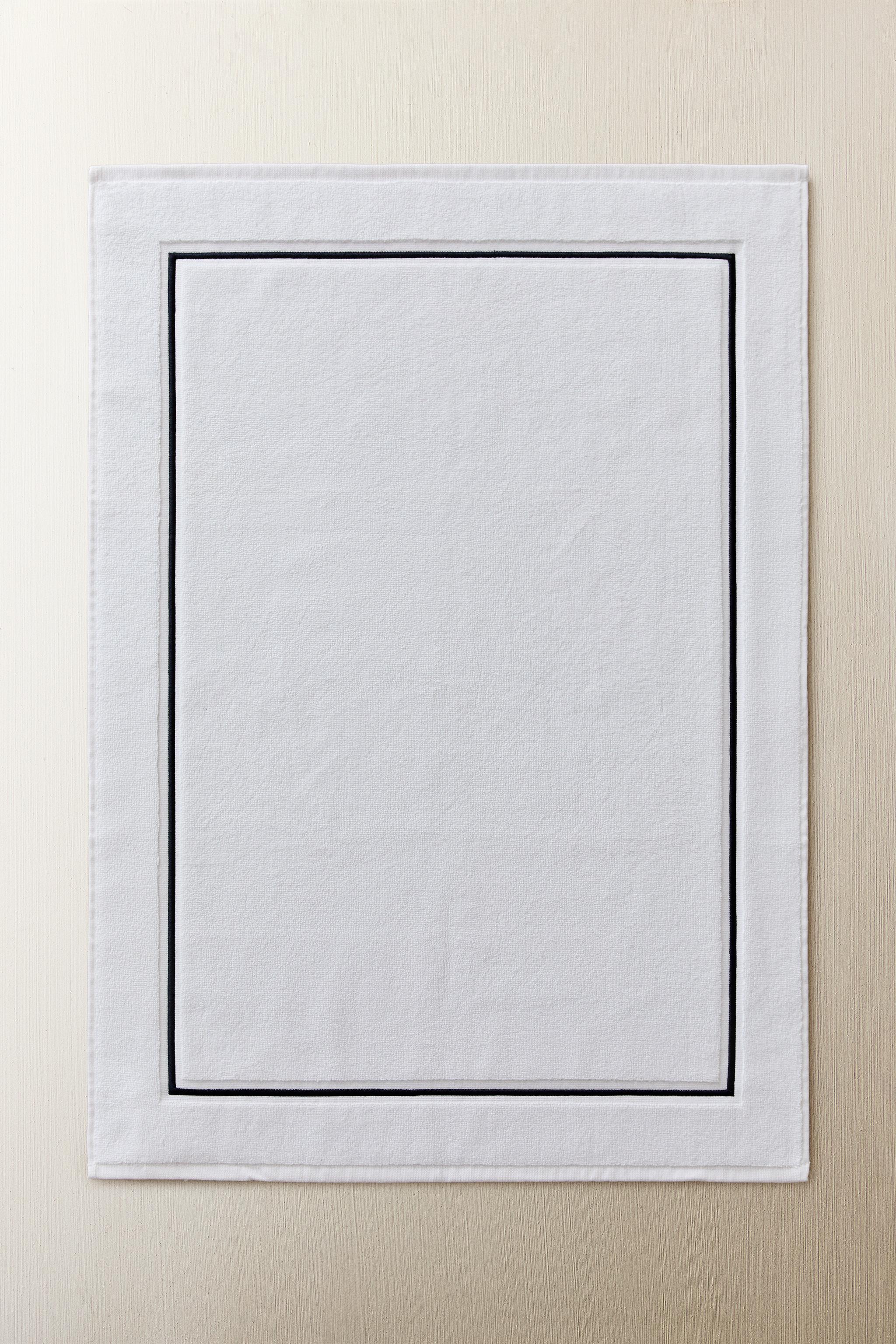 SCALLOPED BATH MAT — Navy / White