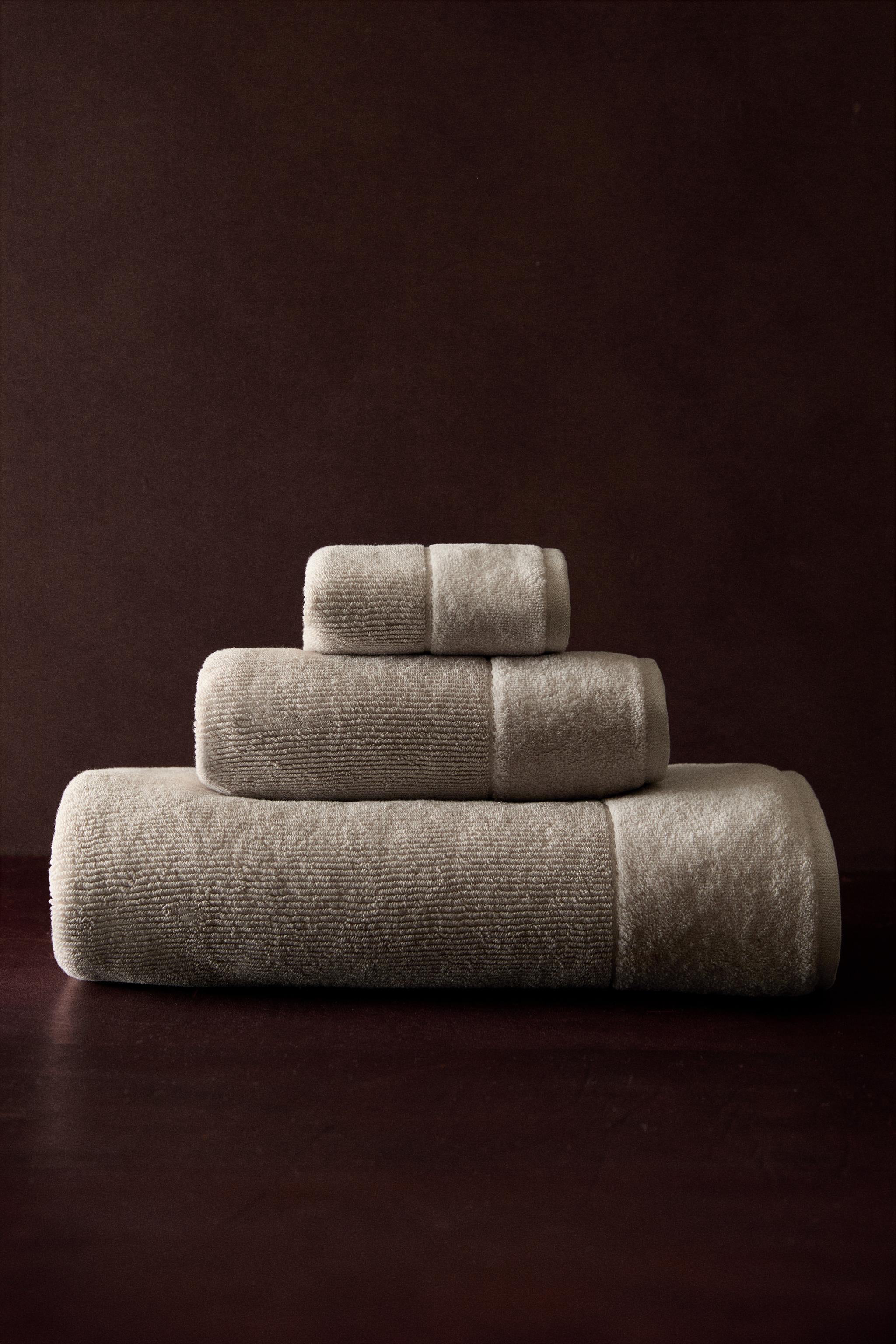 STRIPED TEXTURED BATH TOWEL