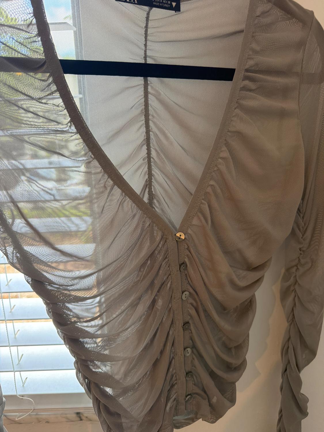 BLUSA CON MANGAS GRIS TRANSPARENTE - Image 2
