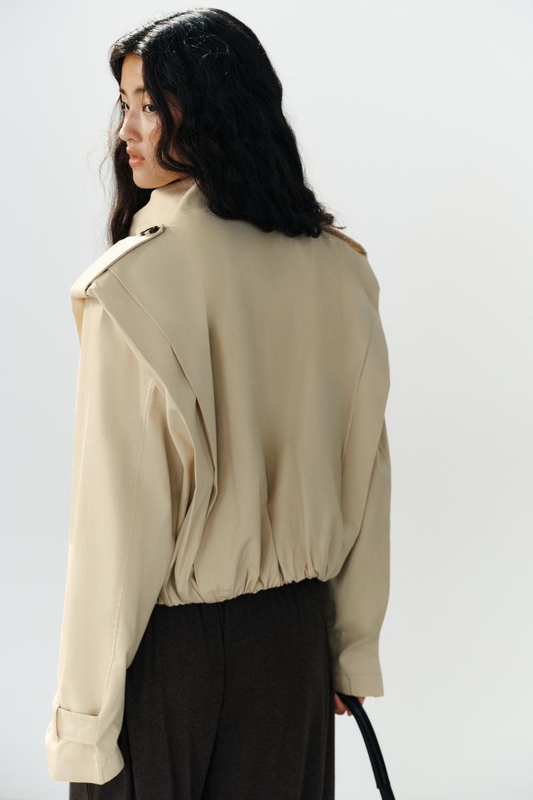 Trench coat corto con pliegues 8