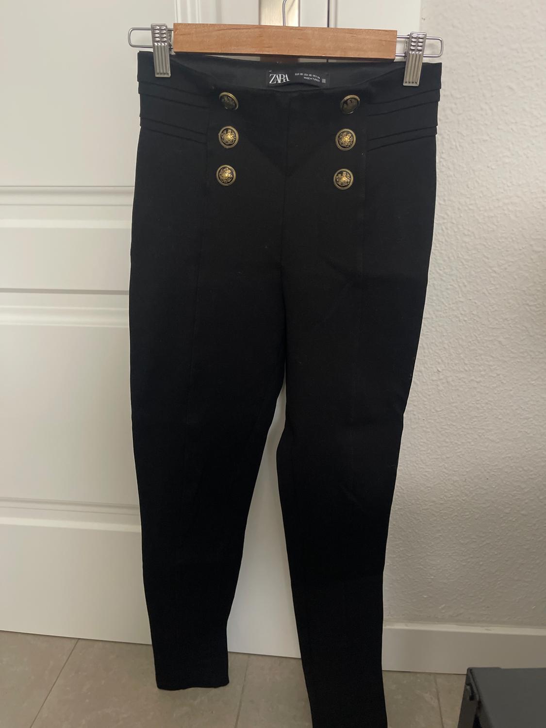 LEGGINGS WITH GOLD BUTTONS
