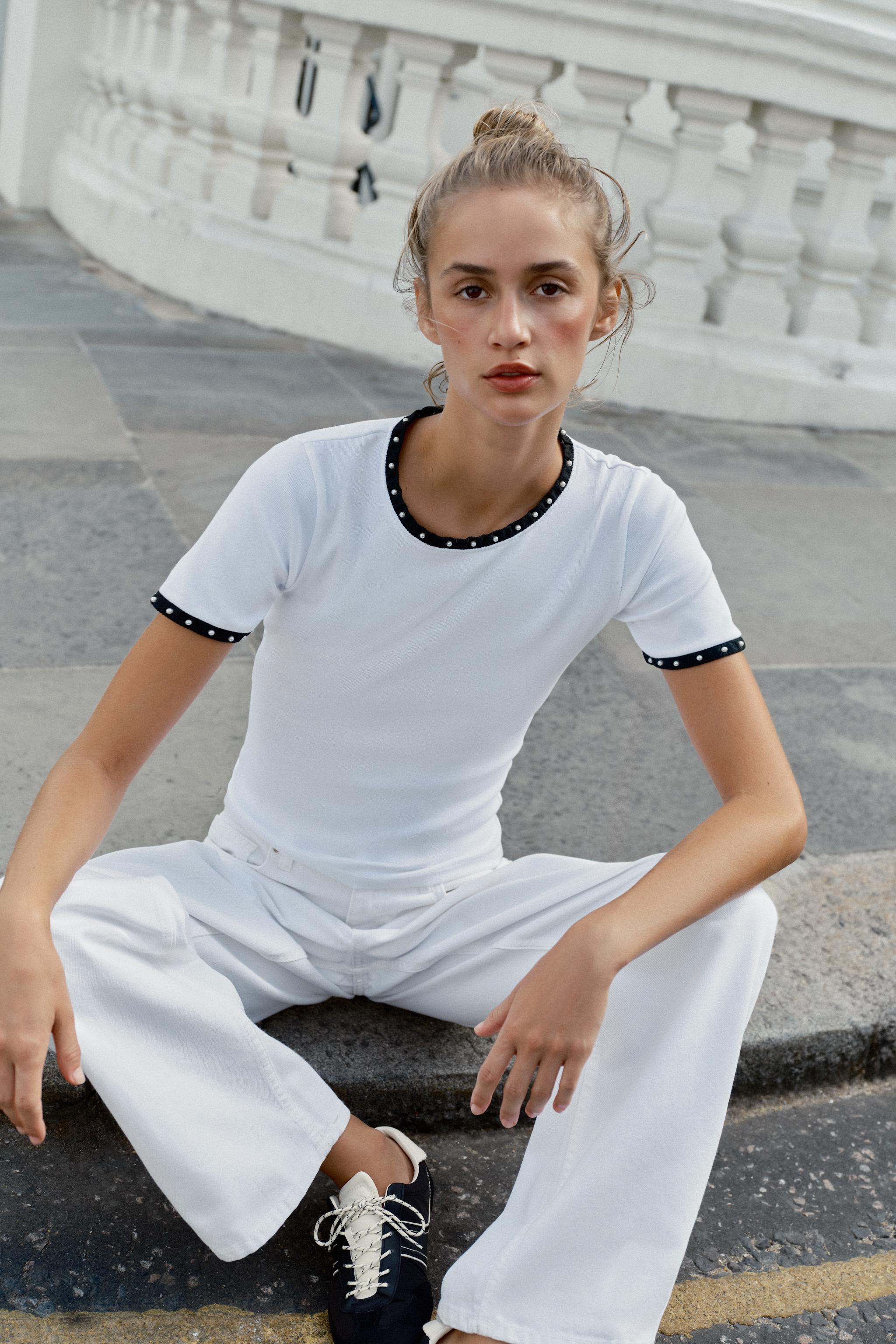 T-SHIRT À CONTRASTE ET PERLES
