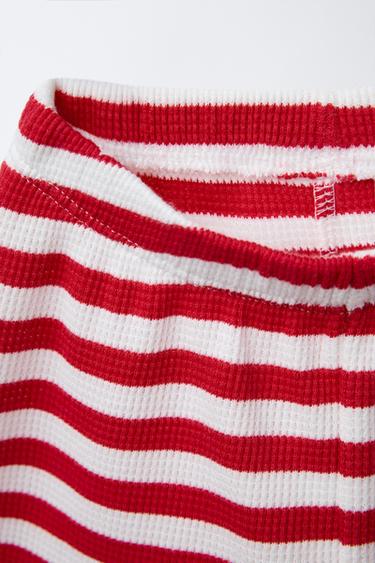 ENSEMBLE T-SHIRT ET BERMUDA GAUFRÉ RAYURES - Rouge de Zara - Image 3