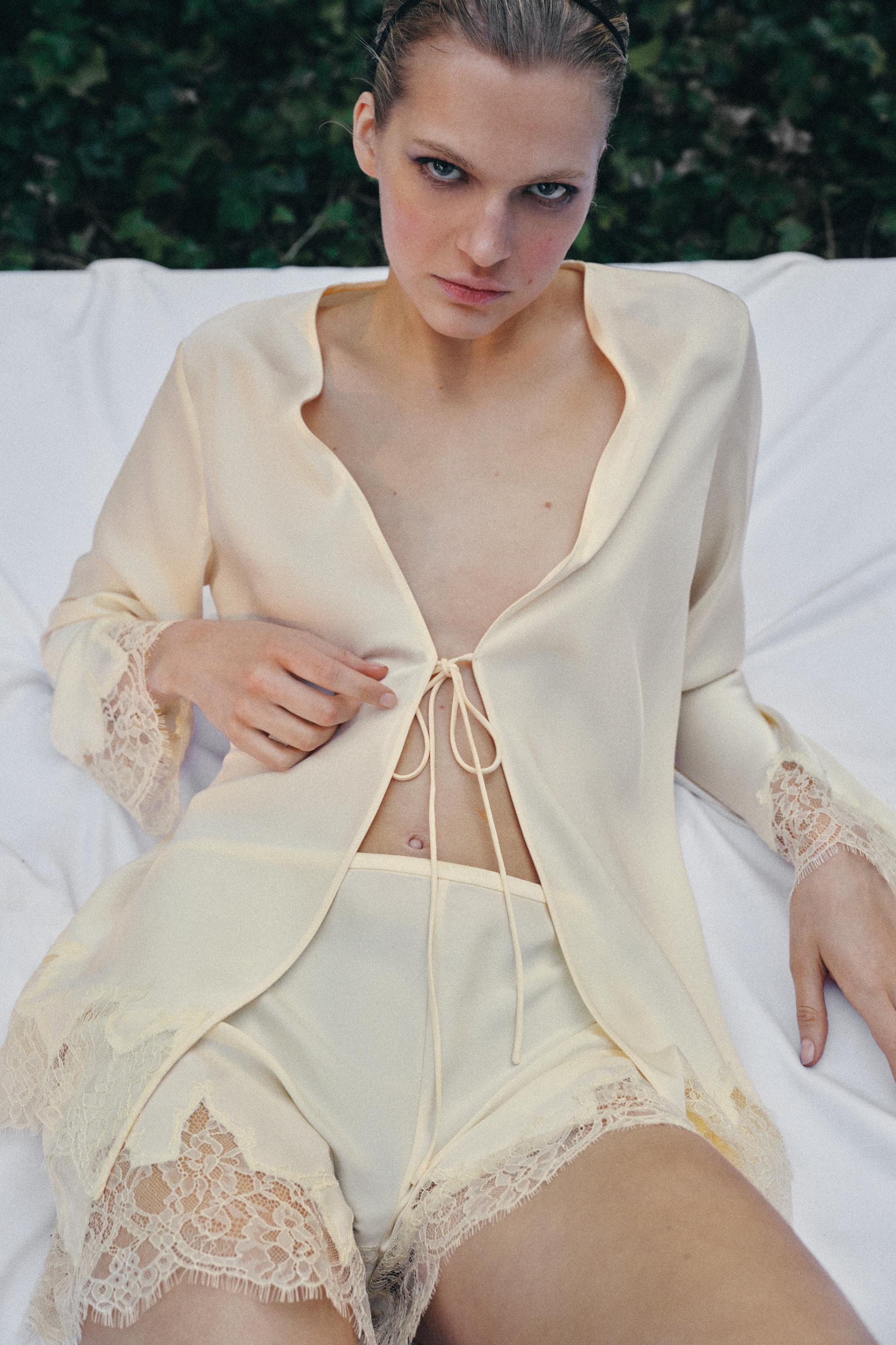 Атласная рубашка с кружевной отделкой