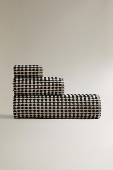 TEXTURED COTTON BATH TOWEL - Black by Zara