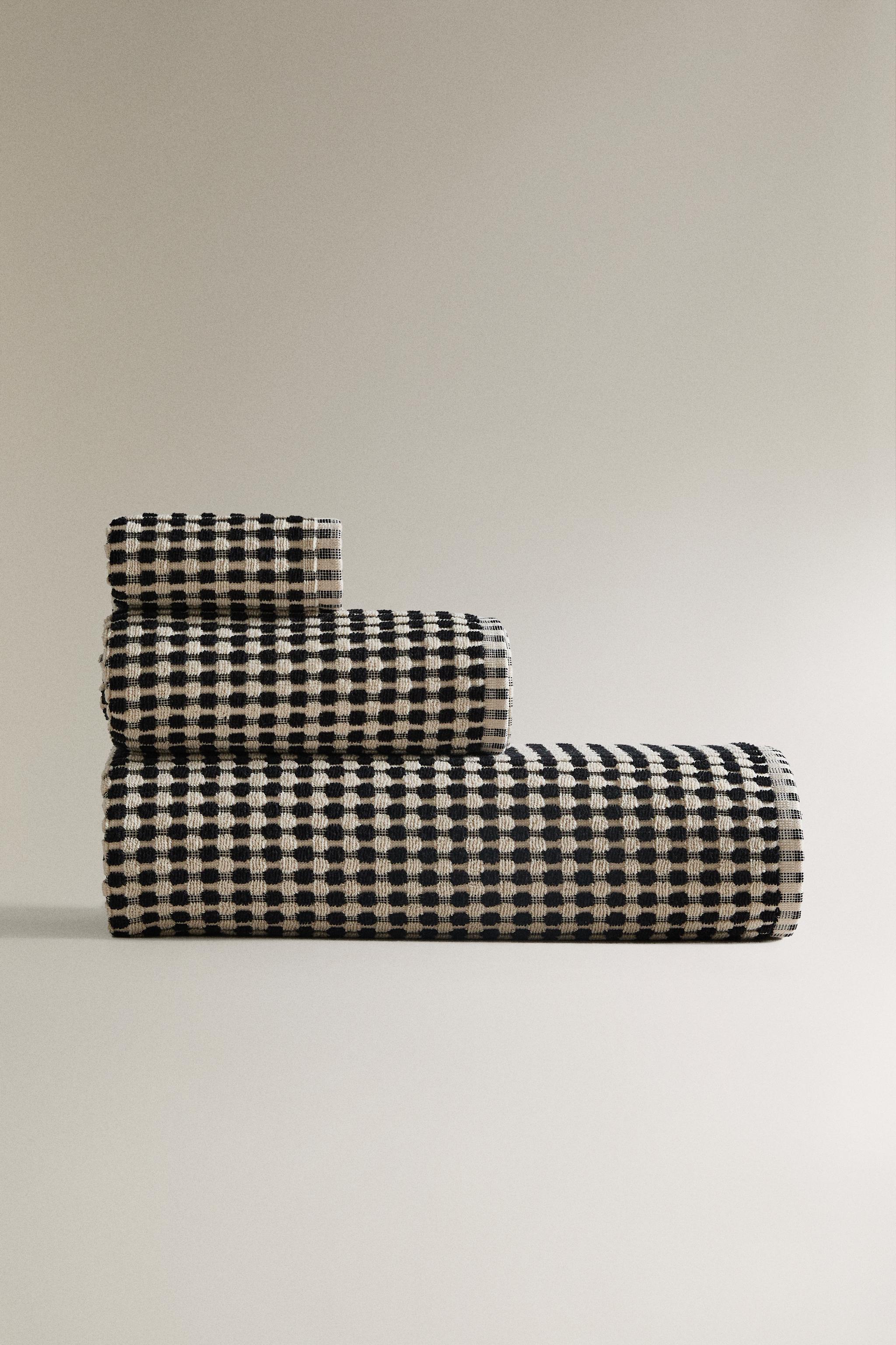 TEXTURED COTTON BATH TOWEL