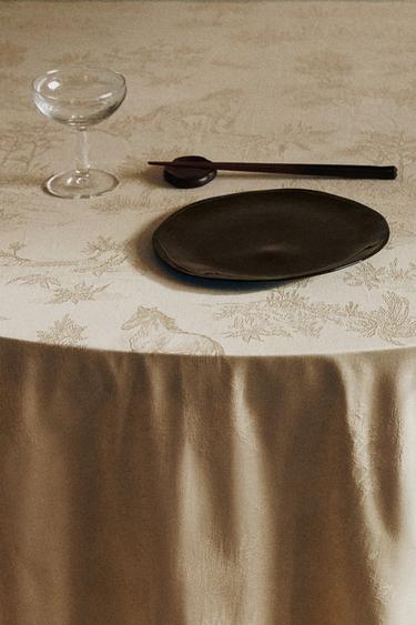 مفرش مائدة جاكار بحصان - بيج الخاص بـ Zara