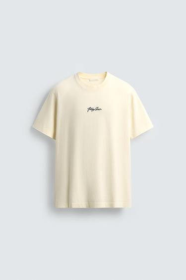 تيشرت بنص مطرّز - كريمي الخاص بـ Zara