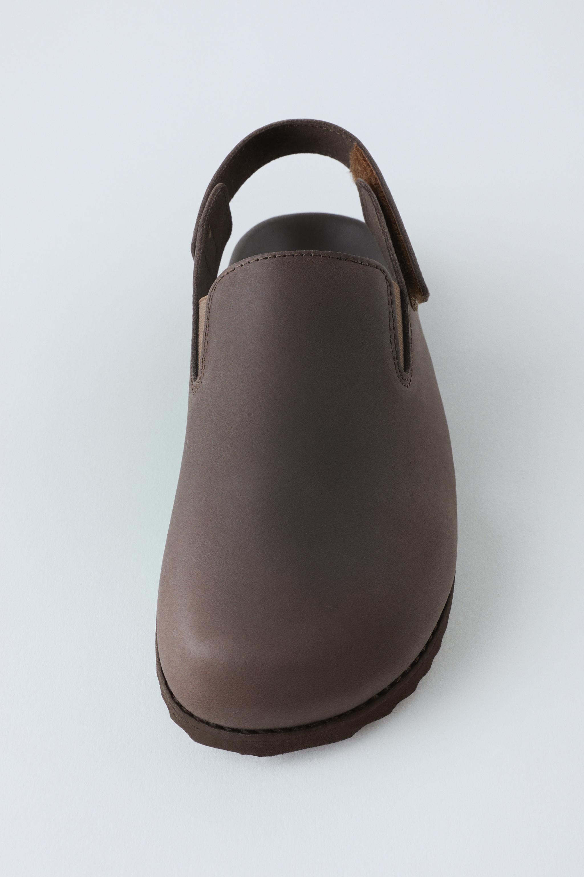 Zuecos niña madera online zara