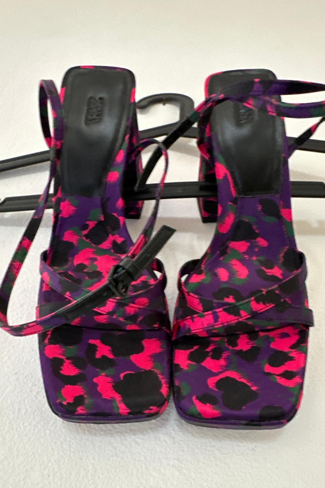 SANDALI CON PLATEAU STAMPA ANIMALIER FUCSIA - Image 4