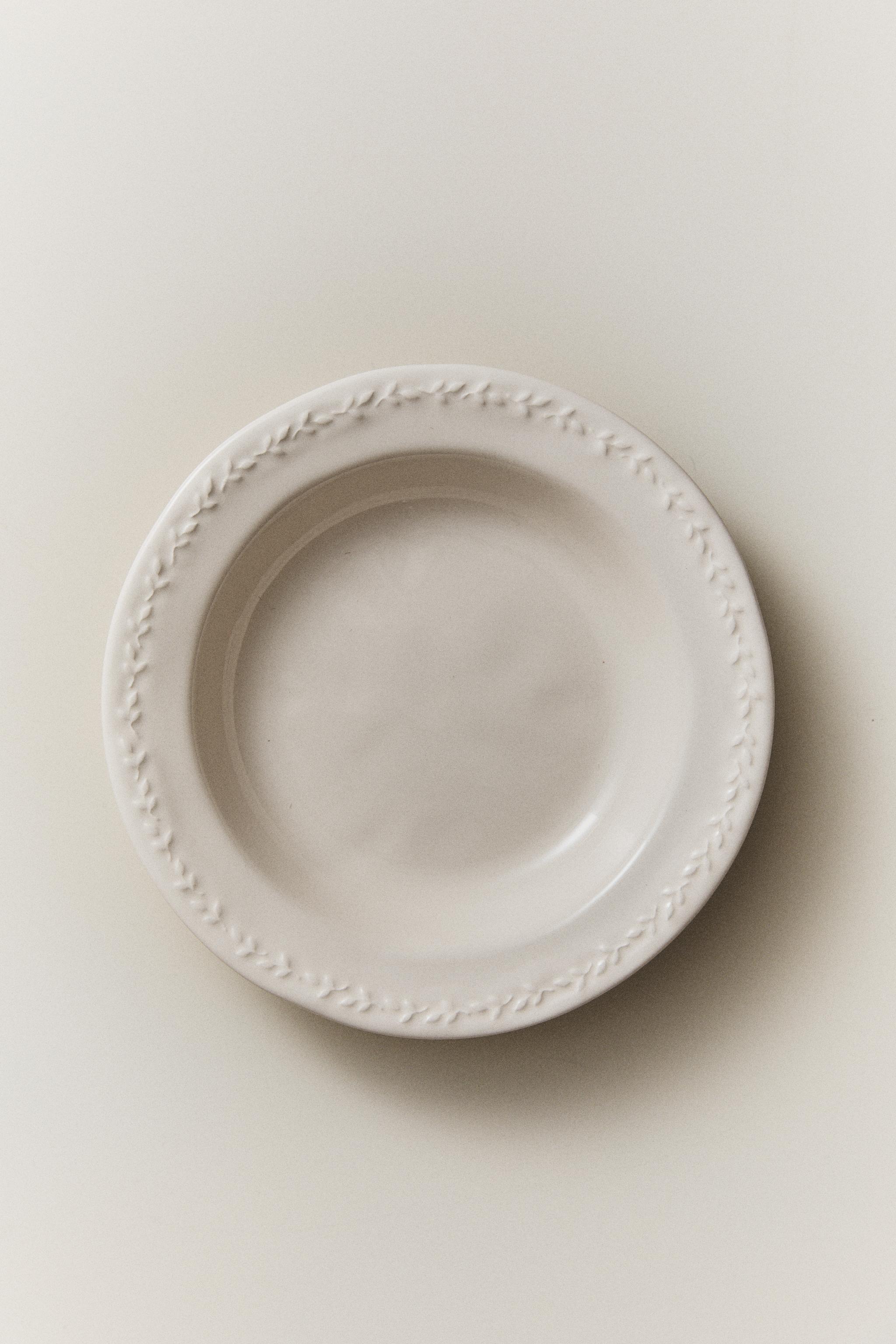 EARTHENWARE SOUP PLATE WITH RAISED RIM