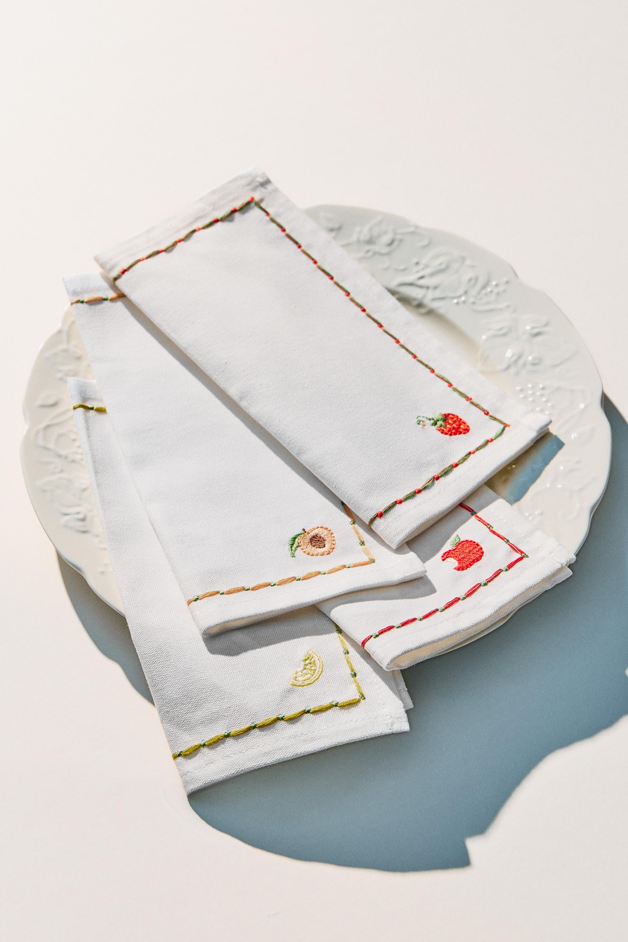SET OF FRUIT COCKTAIL NAPKINS (SET OF 4)