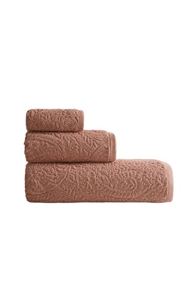 PAISLEY JACQUARD BATH TOWEL - وردي الخاص بـ Zara