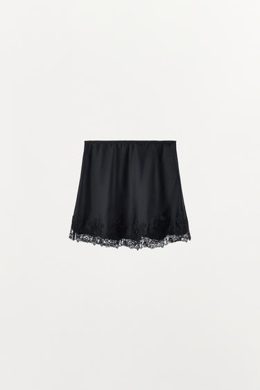 تنورة قصيرة ساتان دانتيل - أسود الخاص بـ Zara