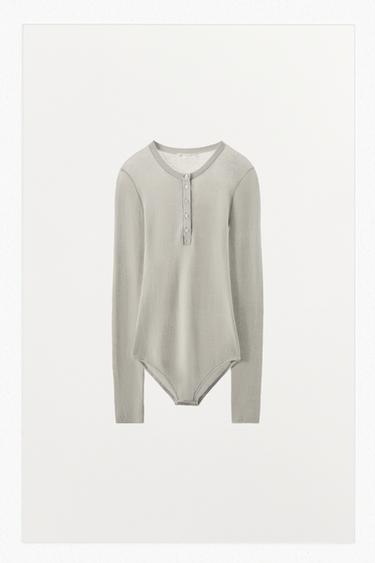 ТРИКОТАЖНОЕ БОДИ НА ПУГОВИЦАХ — Серо-дымчатый от Zara
