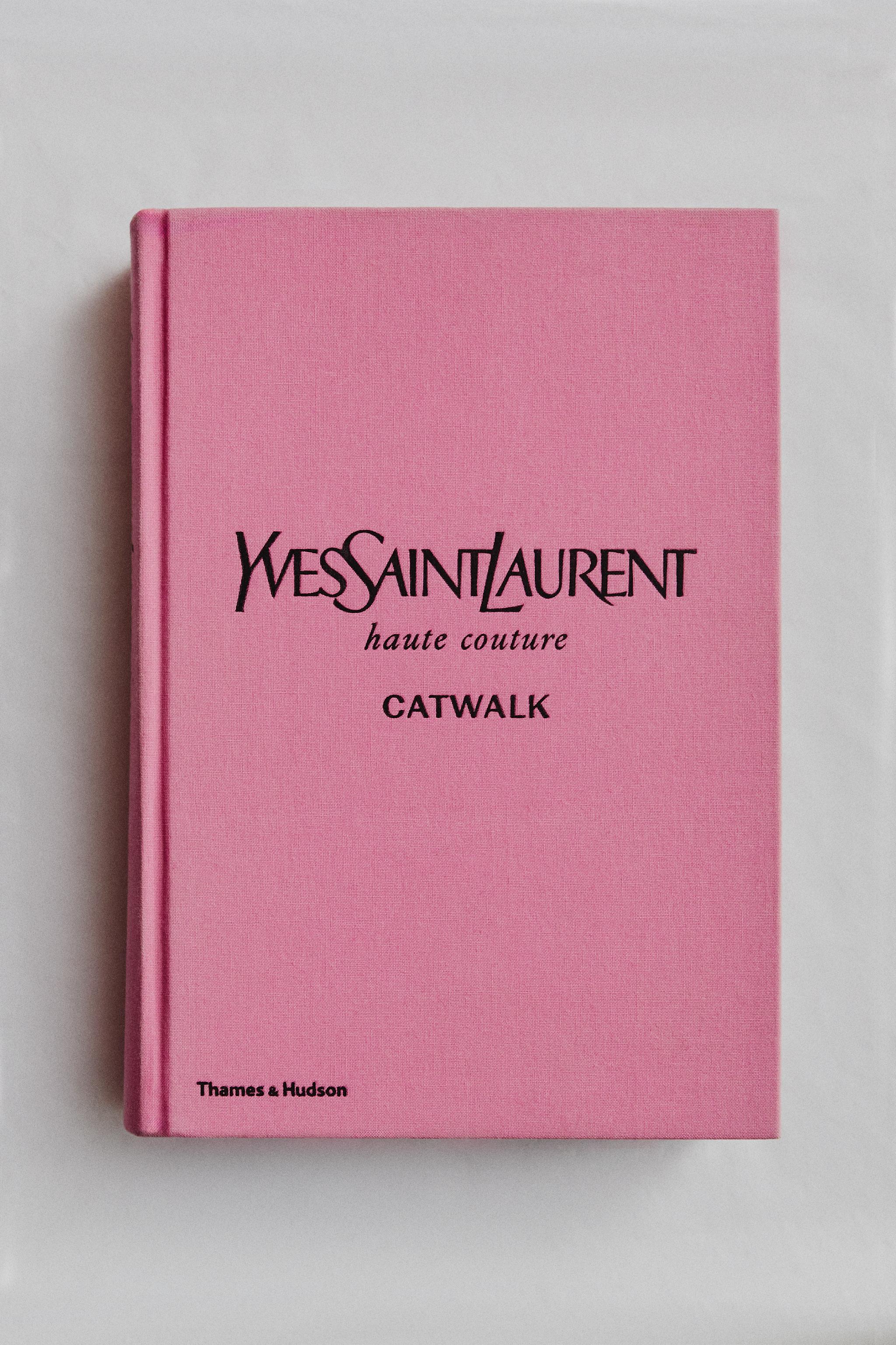 LIVRE YVES SAINT LAURENT CATWALK (ANGLAIS)