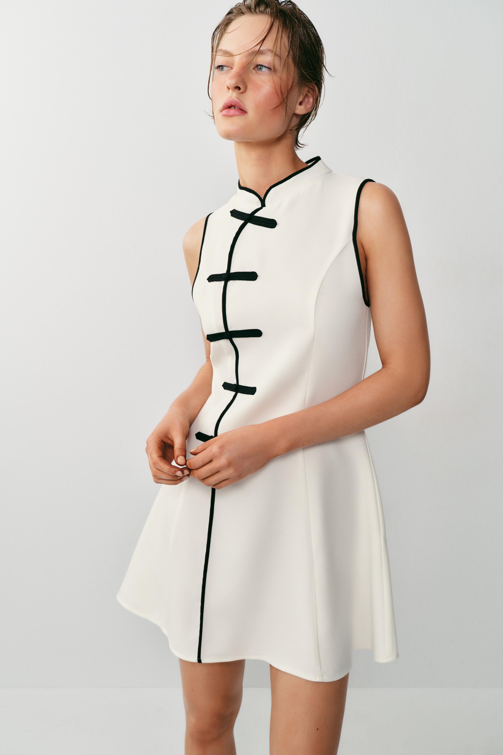 SHORT FROG CLASP DRESS
