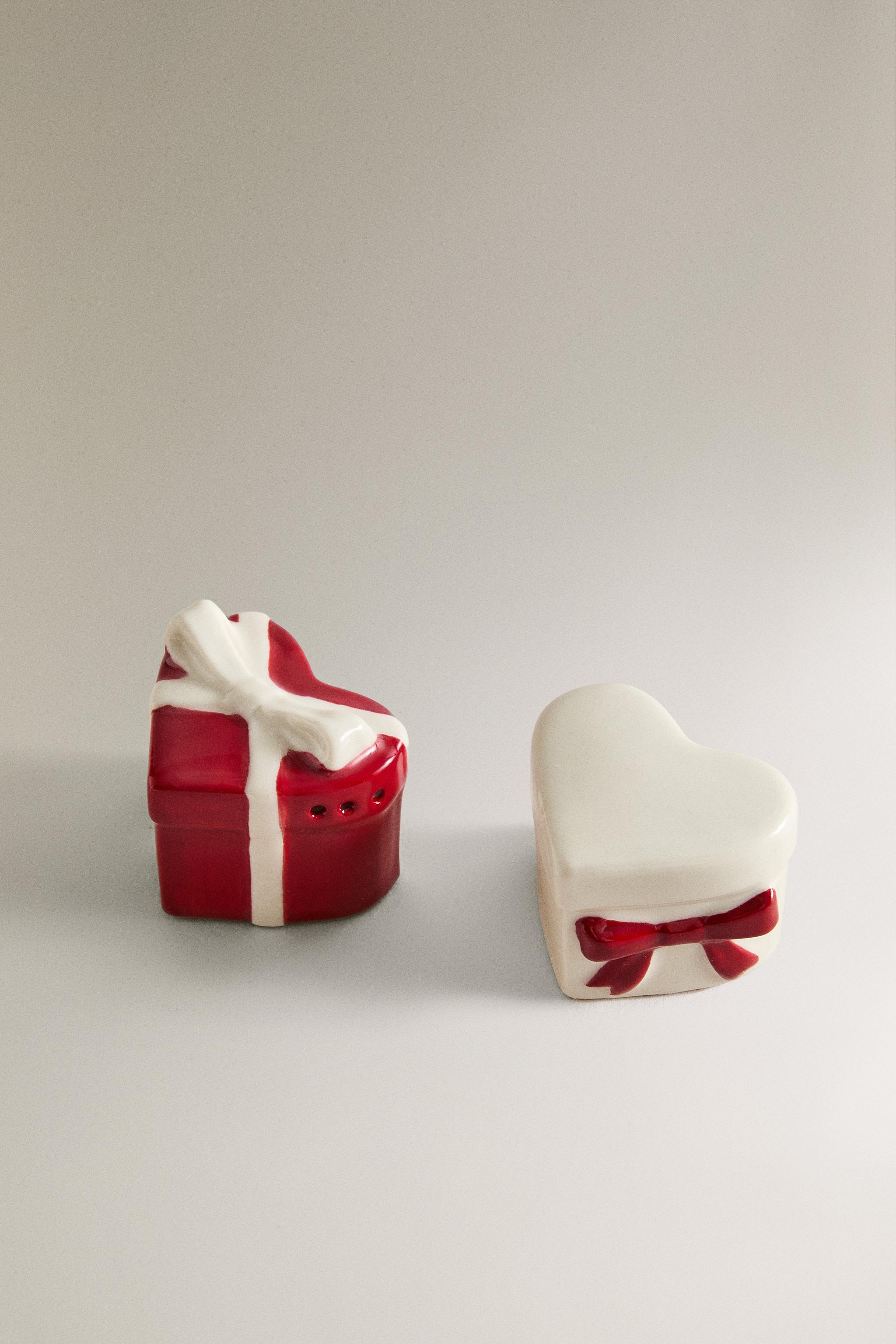 SALT AND PEPPER CHRISTMAS GIFT SHAKER SET