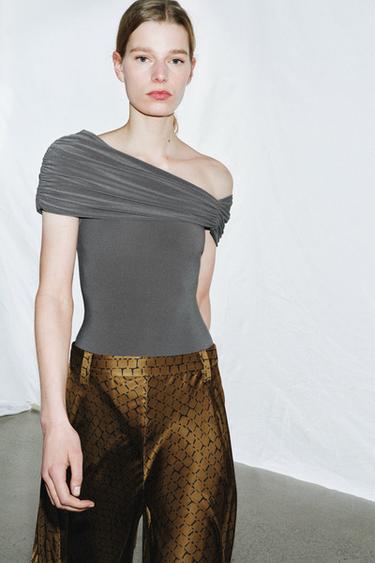 BODY ASIMÉTRICO FRUNCES - Visón de Zara