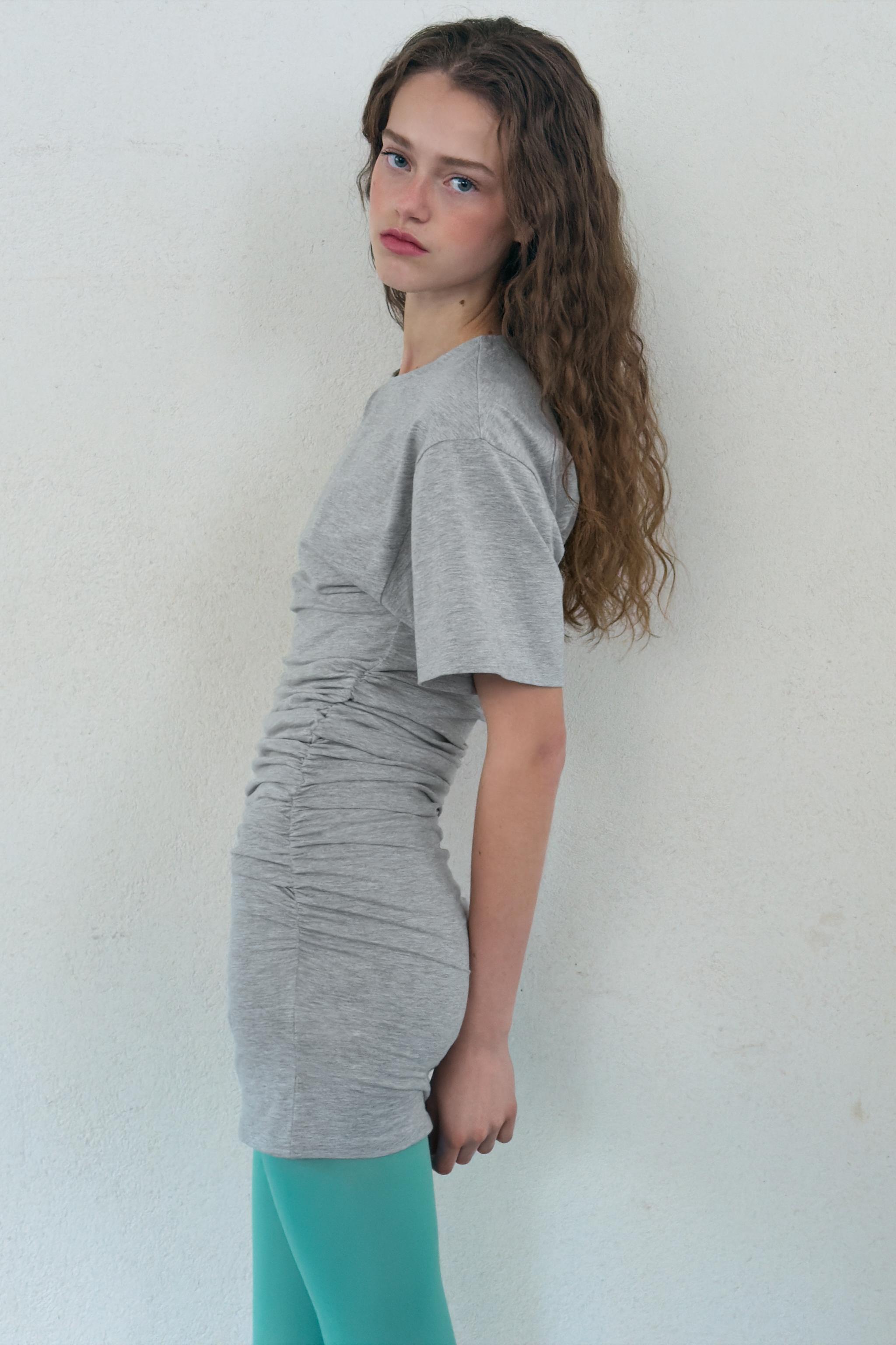 ROBE COURTE À PLIS