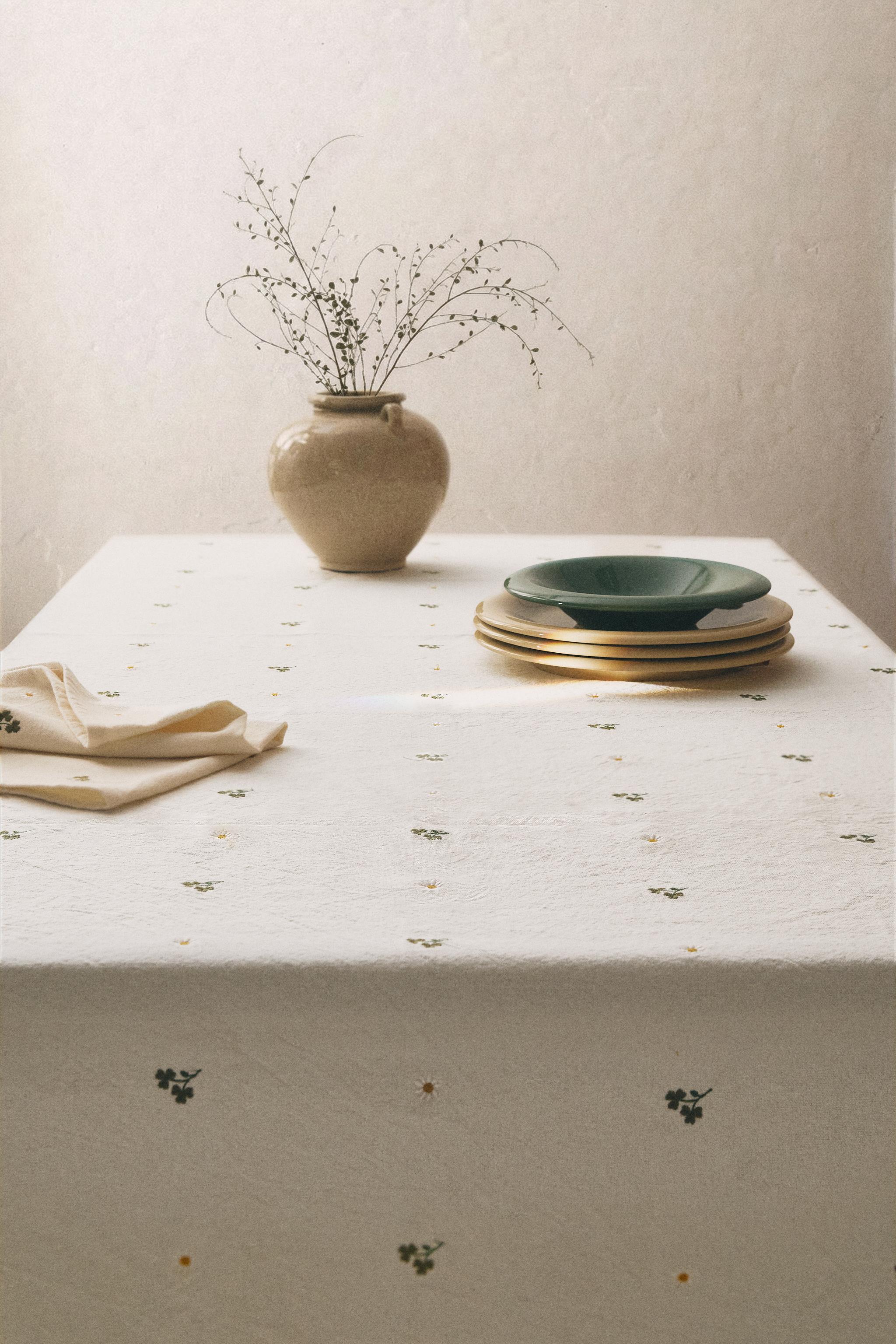 CLOVER AND DAISY EMBROIDERED TABLECLOTH