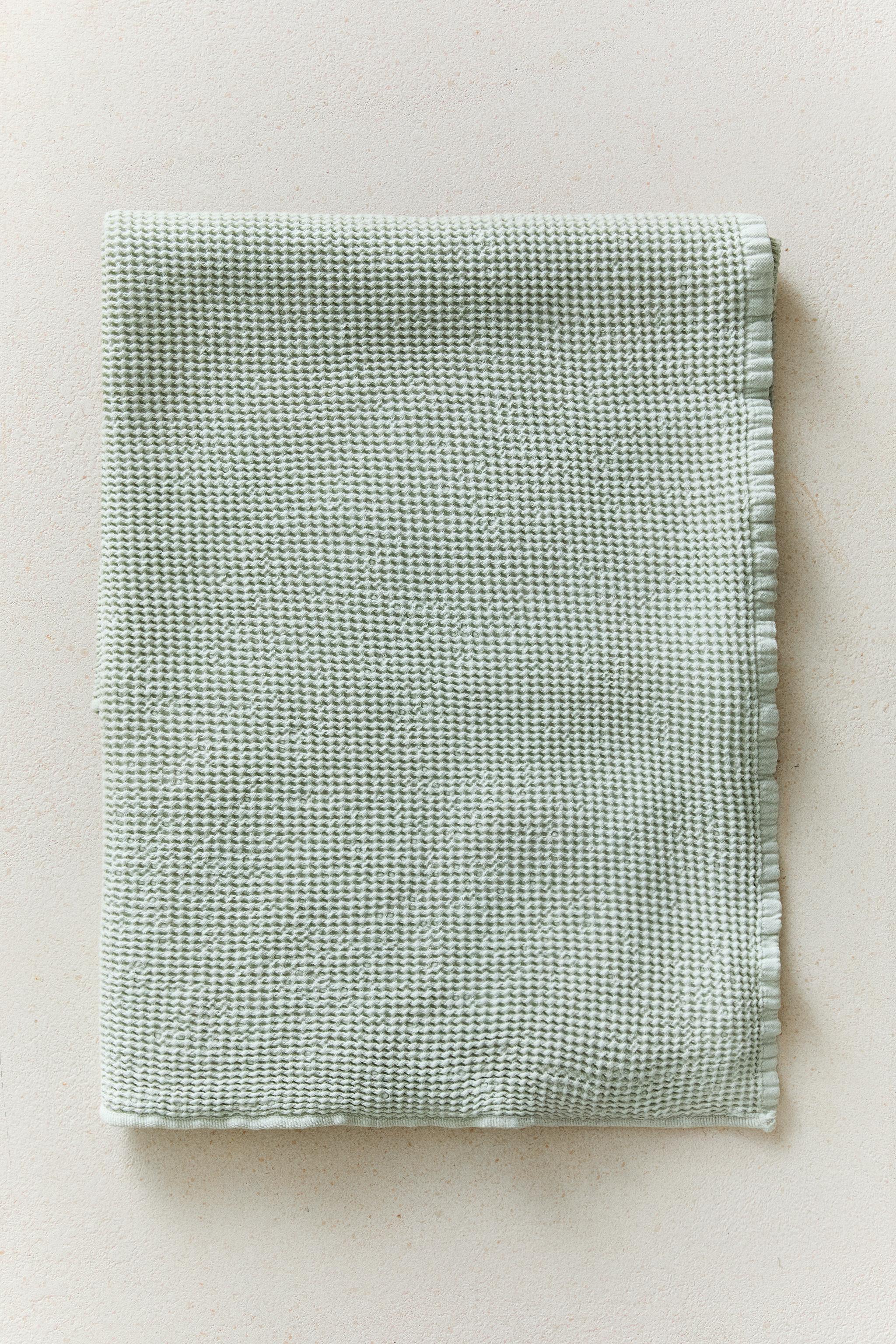WAFFLE-KNIT TEXTURED BATH TOWEL — Light green