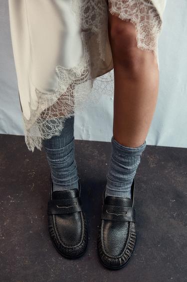 MOCASSINS EN CUIR EFFET USÉ - Gris de Zara - Image 1