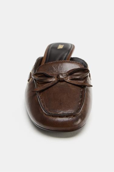 CHAUSSURES BATEAU EN CUIR À BRIDES ARRIÈRE - Marron foncé de Zara - Image 4