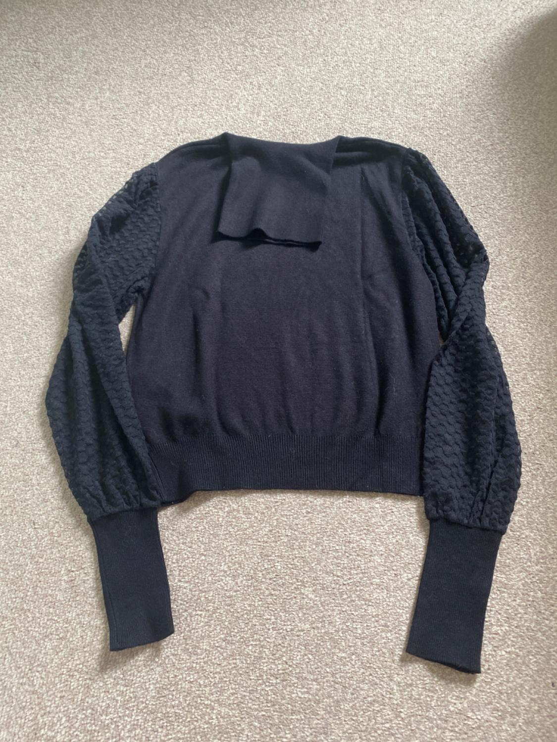 CONTRAST SLEEVE SWEATER