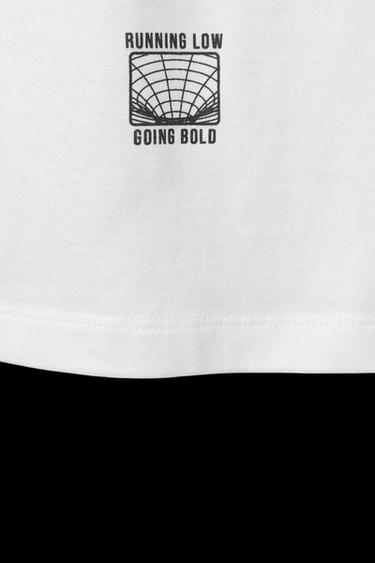 T-SHIRT MIT GRAFFITI-SCHRIFTZUG - Cremefarben von Zara