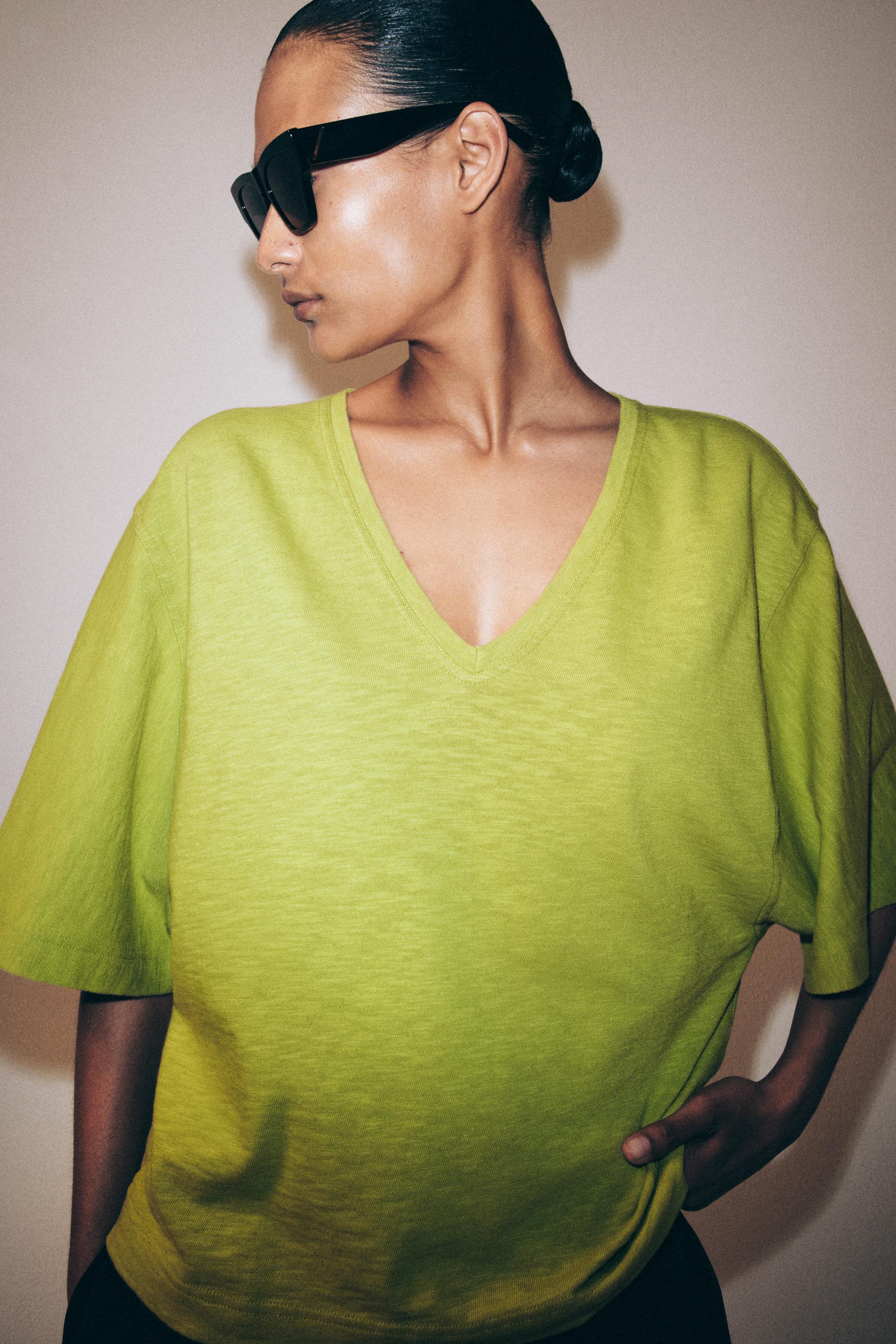 V-NECK T-SHIRT