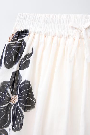 JUPE-SHORT BERMUDA IMPRIMÉE FLEURS - Écru / Noir de Zara - Image 2