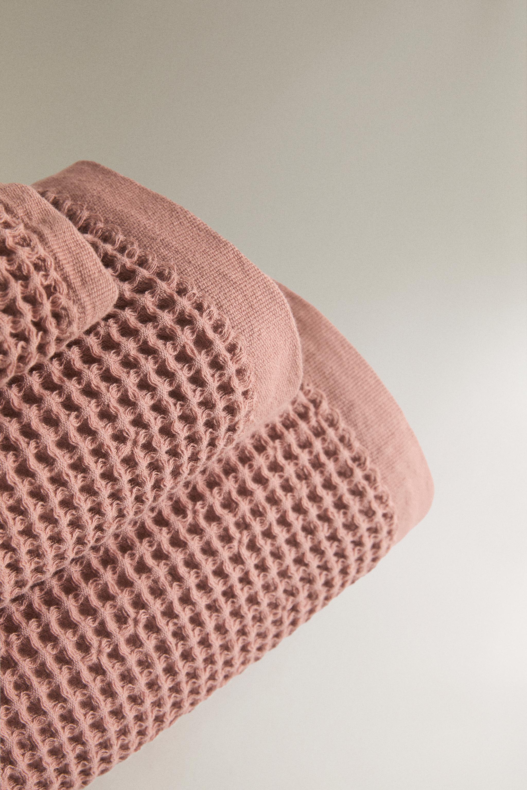WAFFLE COTTON BATH TOWEL — Pale pink
