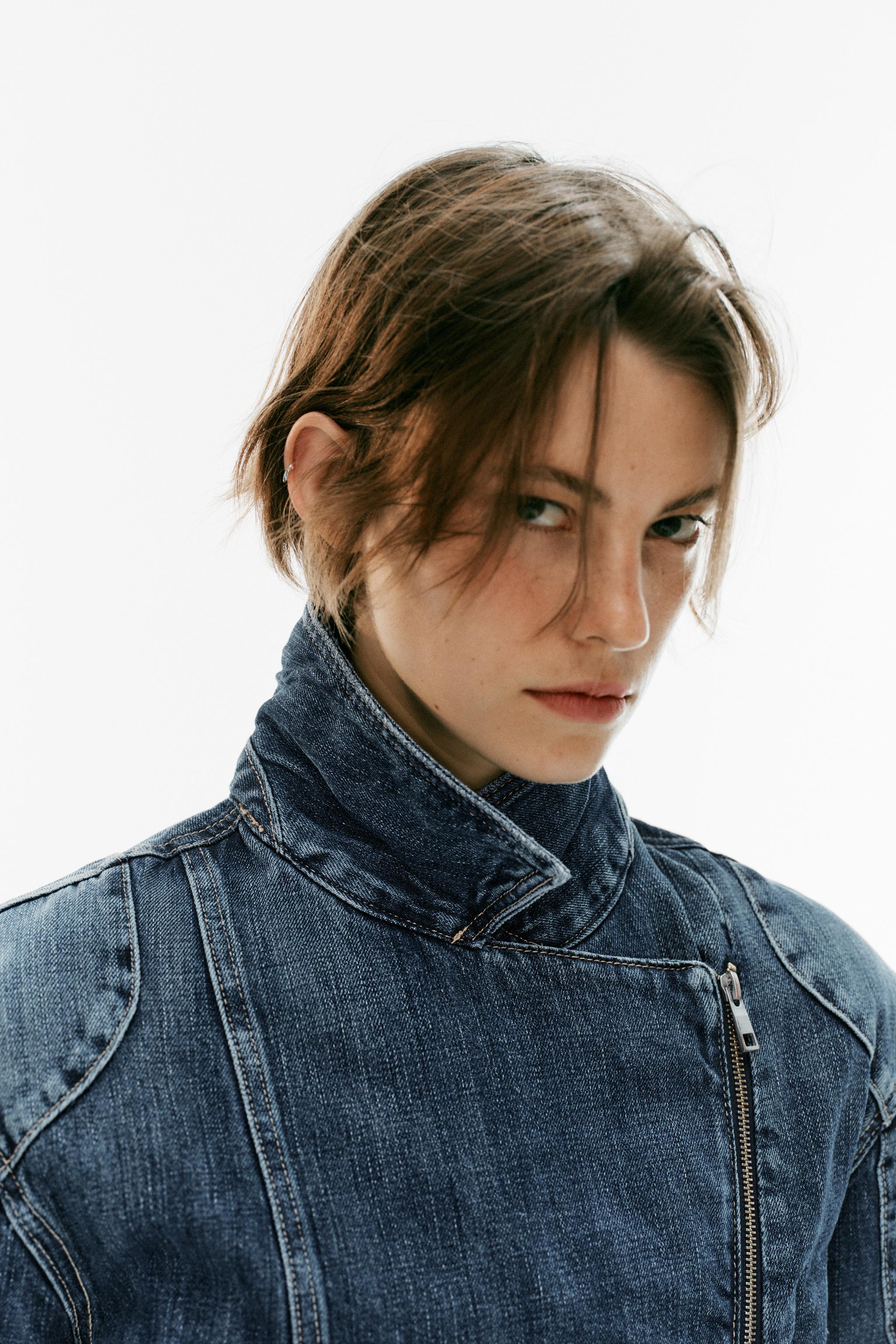 Женские куртки Zara TRF DENIM BIKER JACKET WITH BELT — фото 2