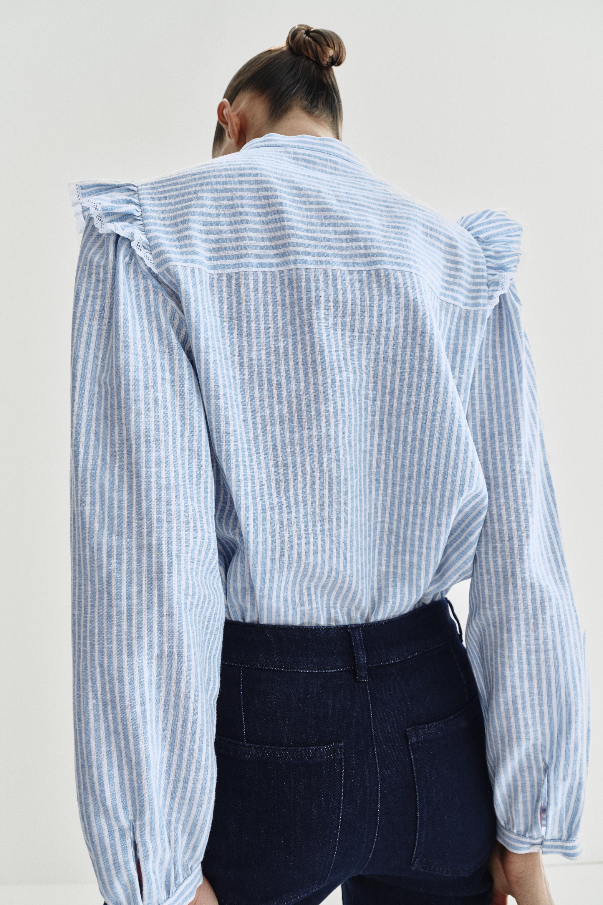 CHEMISE À RAYURES, VOLANTS ET FIL MÉTALLISÉ