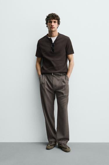 CAMISETA ESTRUCTURA CUELLO PANADERO - Chocolate de Zara - Imagen 0