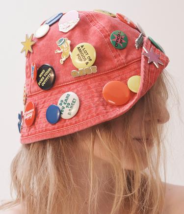 HARRY LAMBERT PIN BUCKET HAT - Red by Zara