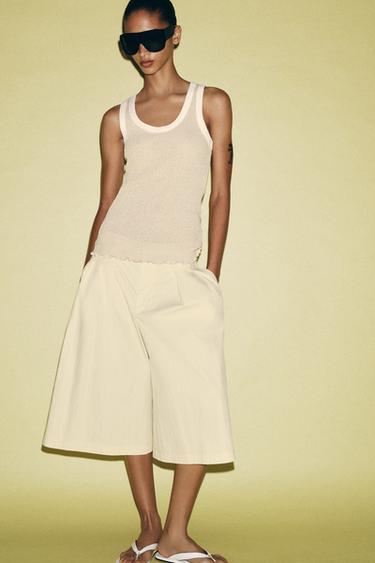 TOP MED KONTRASTKANTER - Beige fra Zara