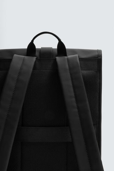 SAC À DOS EFFET GOMMÉ AVEC RABAT - Noir de Zara - Image 4