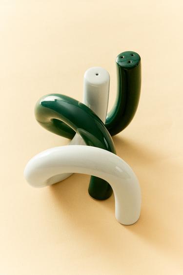 STONEWARE SALT AND PEPPER SHAKER SET WITH FIGURE DESIGN (SET OF 2) X COLLAGERIE - Green / Ecru by Zara