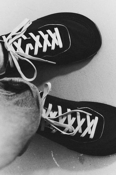 КРОССОВКИ BAREFOOT — КОРИЧНЕВЫЙ от Zara