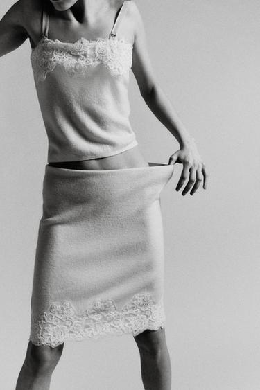 TOP I STRIK MED BLONDER OG BRODERIER - råhvid fra Zara