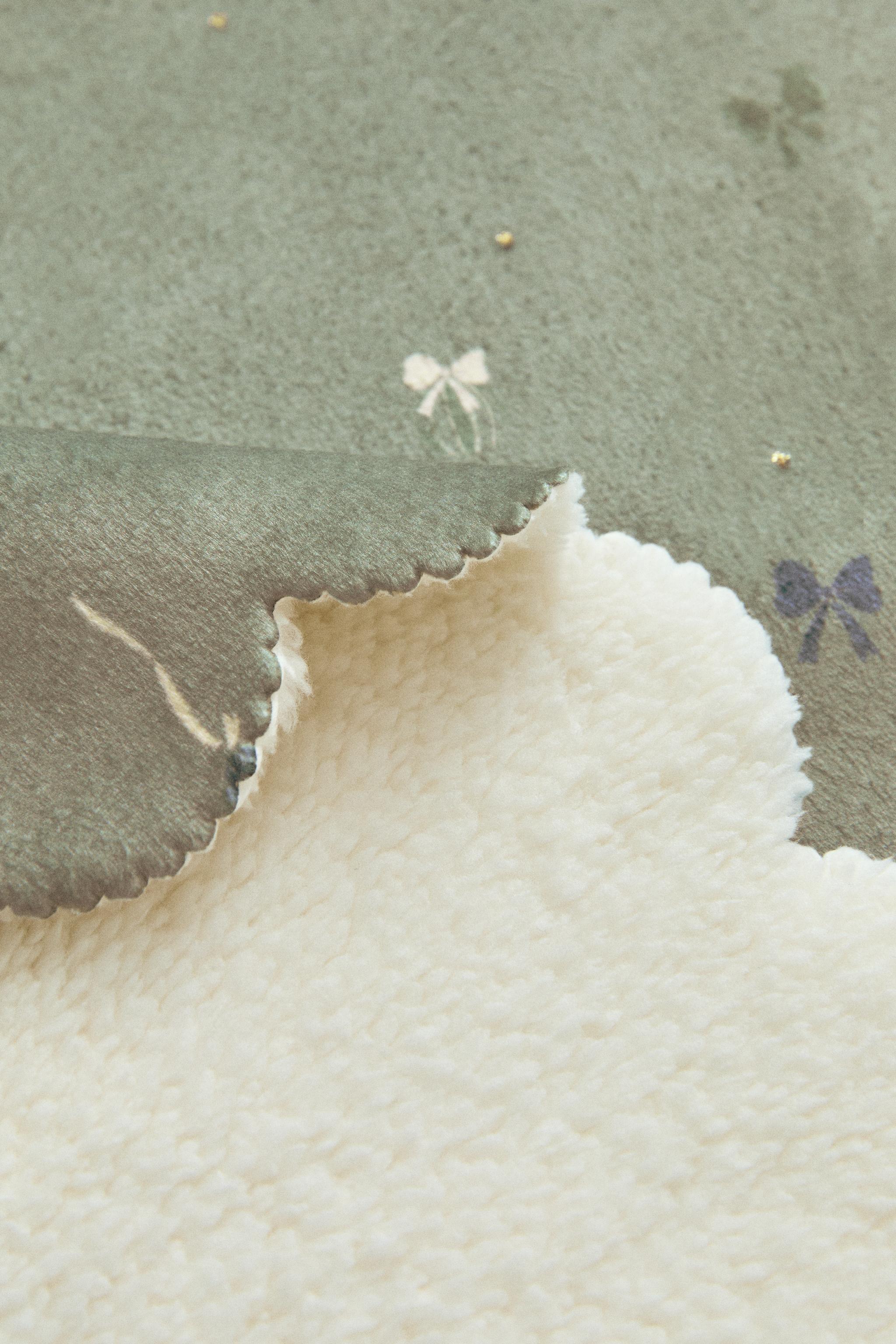 KIDS’ CHRISTMAS BOW SHERPA BLANKET